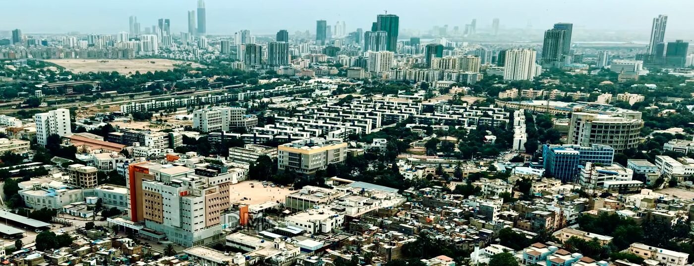 Karachi skyline from Clifton. Ktownboy103 / Wikimedia Commons, CC0